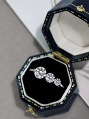 Anello Con Tre Zirconi Scintillanti Taglio Rotondo In S925