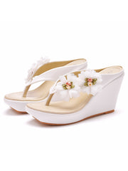 Sandali Zeppa Decorati Con Fiori E Flip Flop