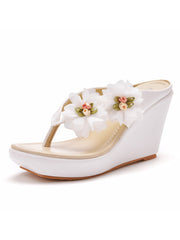 Sandali Zeppa Decorati Con Fiori E Flip Flop