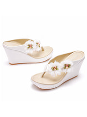 Sandali Zeppa Decorati Con Fiori E Flip Flop