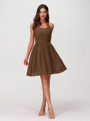 Abito corto in chiffon con scollo all'americana e cuore Marrone