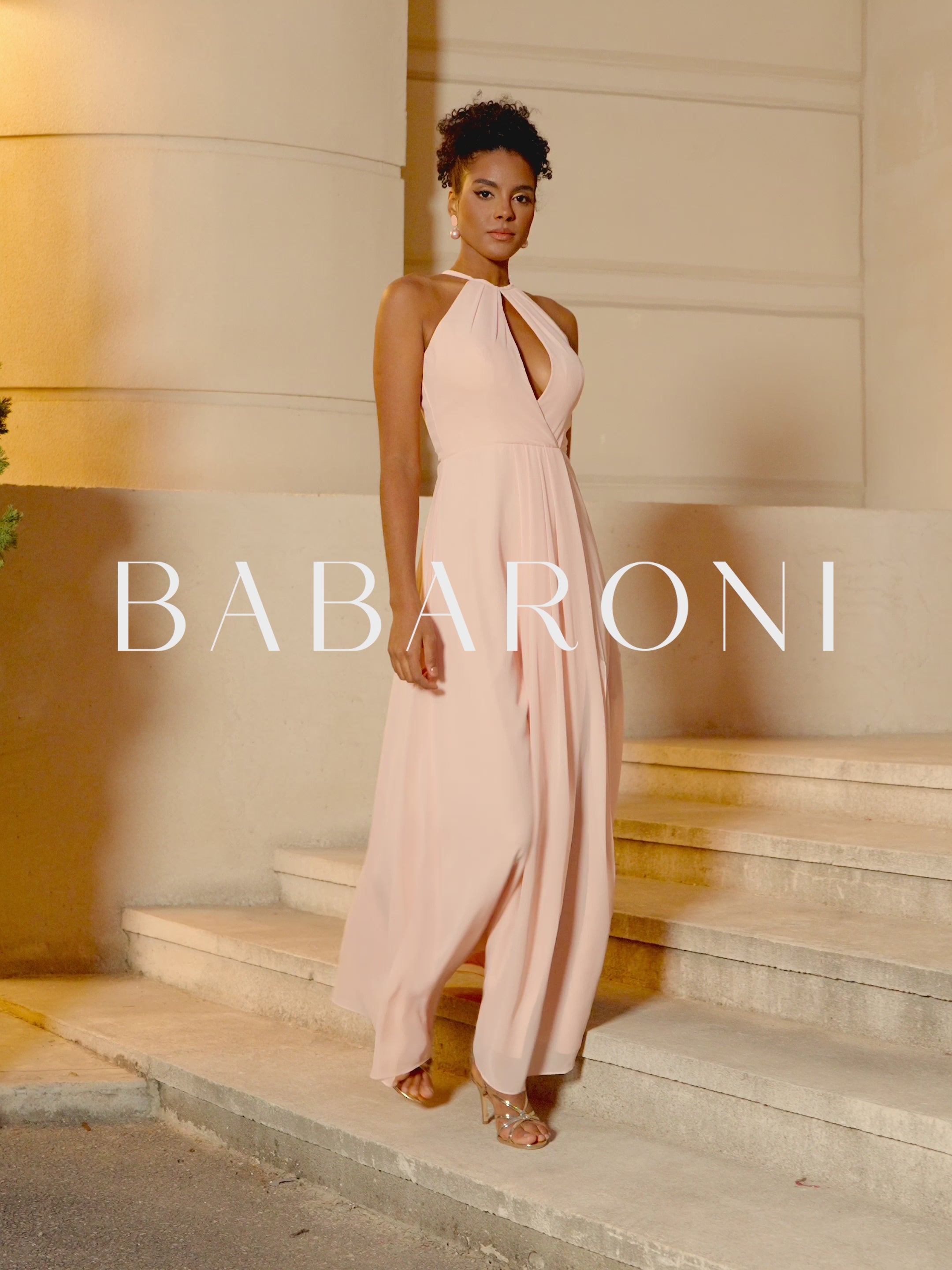 Abito Lungo In Chiffon Con Scollo All’Americana E Spacco Rosa Cipria